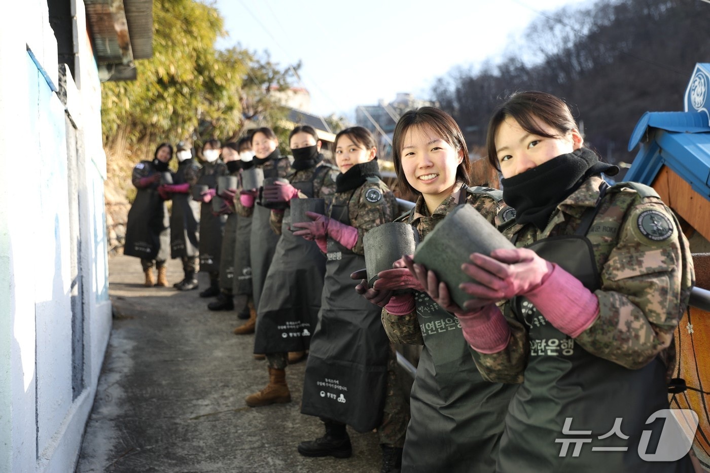 국간사 생도들이 연탄봉사를 하고 있다.(국간사 제공. 재판매 및 DB금지)/뉴스1