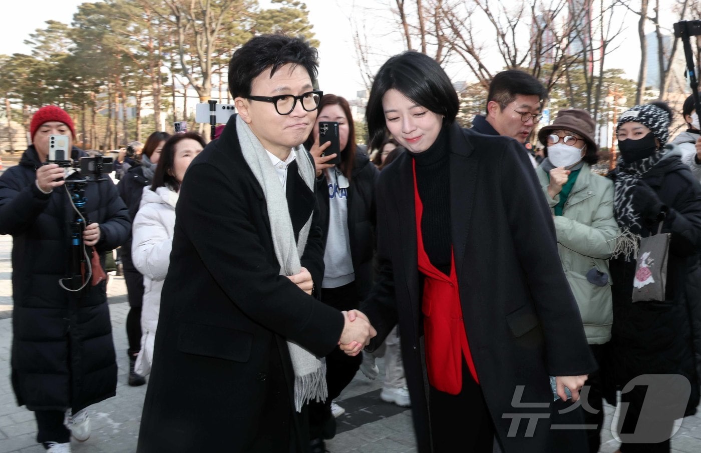 한동훈 전 국민의힘 대표가 지난달 14일 당 윤리위원회가 본인을 제명 결정한 것과 관련해 입장을 밝히기 위해 국회 소통관으로 향하며 배현진 국민의힘 의원과 악수를 하고 있다. (공동취재) 2026.1.14/뉴스1 ⓒ News1 신웅수 기자