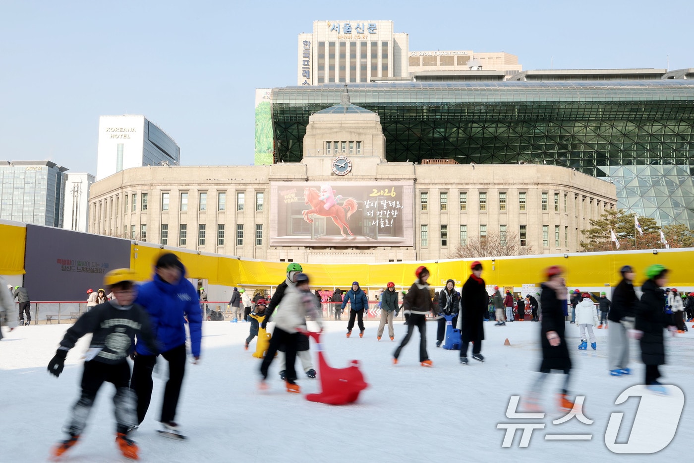14일 오후 서울 중구 서울광장 스케이트장을 찾은 시민들이 스케이트를 타며 즐거운 시간을 보내고 있다. 이날 서울시에 따르면 서울광장 스케이트장 이용객이 개장 26일 만에 10만명을 돌파했다. 2026.1.14 ⓒ 뉴스1 이광호 기자