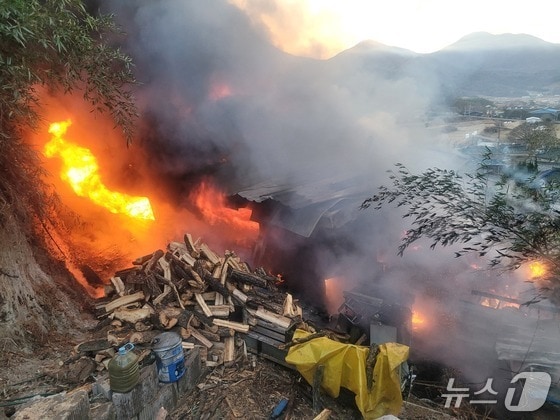 14일 오전 7시 6분쯤 밀양시 초동면의 한 주택에서 불이나 거주자 1명이 대피했다. 화재 현장 모습.(경남소방본부 제공. 재판매 및 DB금지) 뉴스1