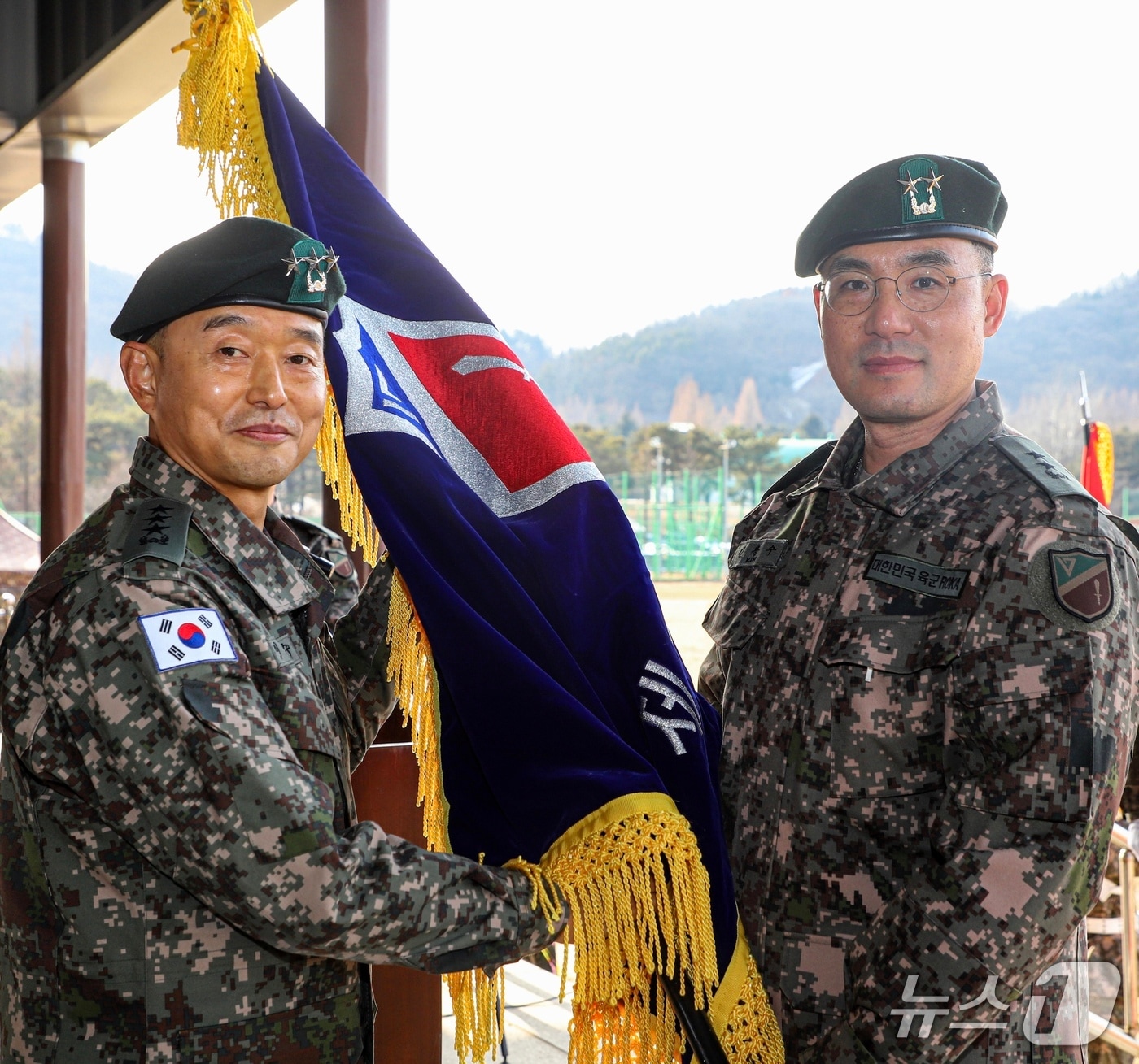  김용수 소장(사진 오른쪽)이 이임수 육군 수도군단장으로부터 17사단 부대기를 이양받고 있다(육군 17사단 제공/뉴스1)