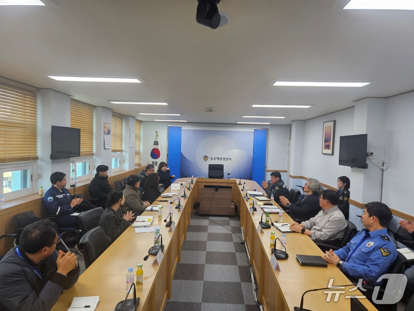 속초해경 동절기 해양사고 선제 차단 위한 유관기관 업무협력.(속초해경 제공, 재판매 및 DB 금지) 2026.1.14/뉴스1