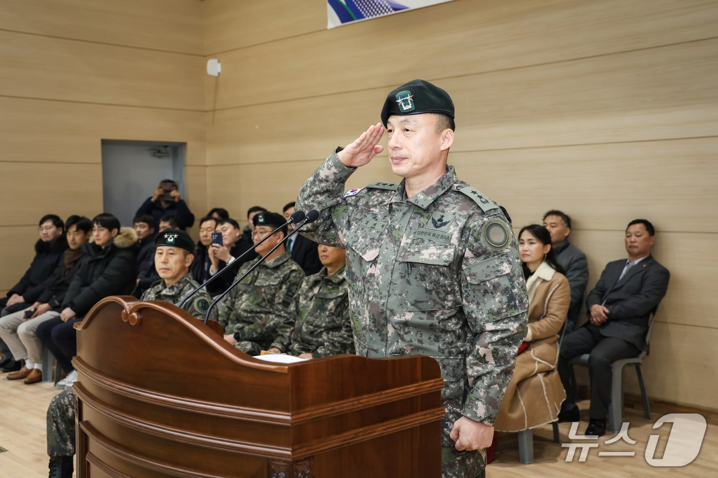 임외택  제45대 15사단장이 14일 사단 승리체육관에서 열린 취임식에서 경례를 하고 있다.(15사단 제공, 재판매 및 DB금지)