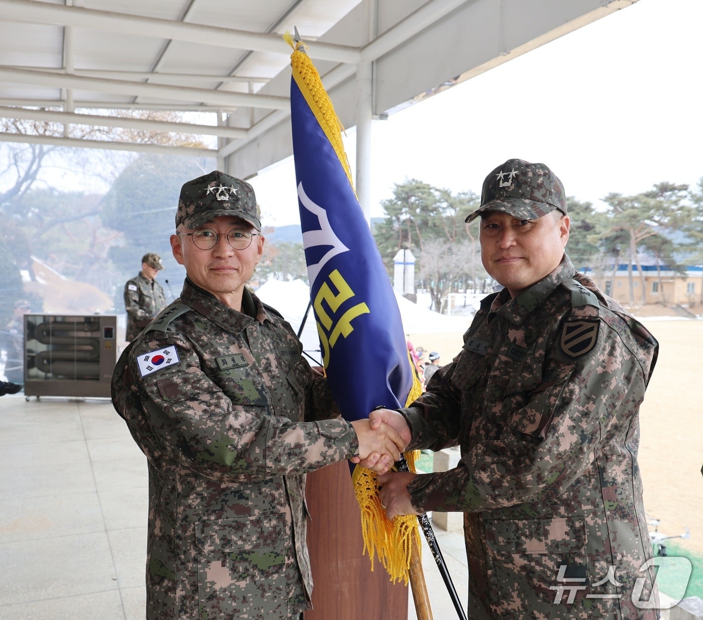 최성진 7군단장이 14일 육군 11기동사단 제41대 사단장 취임식에서 김종연 신임 사단장(오른쪽)에게 부대기를 이양하고 있다.(11사단 제공, 재판매 및 DB금지)