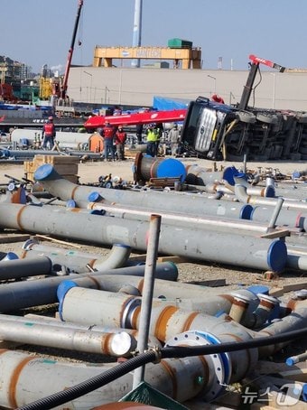 울산 울주군 온산읍 당월리의 공사 현장에서 카고크레인이 전도돼 작업자 2명이 경상을 입었다.(민주노총 플랜트노조 울산지부 제공. 재판매 및 DB금지)/뉴스1