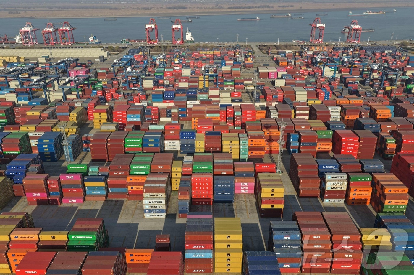 14일 중국 동부 장쑤성 난징 롱탄항에 컨테이너들이 놓여 있는 모습이 항공사진으로 포착됐다. 2026.01.14. ⓒ AFP=뉴스1 ⓒ News1 권영미 기자