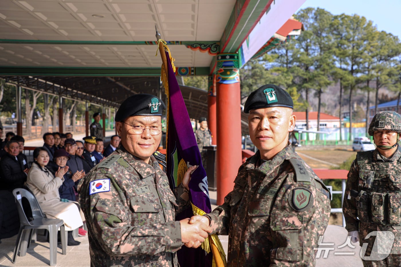 김도열 신임 31사단장이 김호복 제2작전사령관으로부터 부대기를 수여받으며 지휘권을 인계 받았다.(육군 31사단 제공. 재판매 및 DB 금지) 2026.1.14/뉴스1