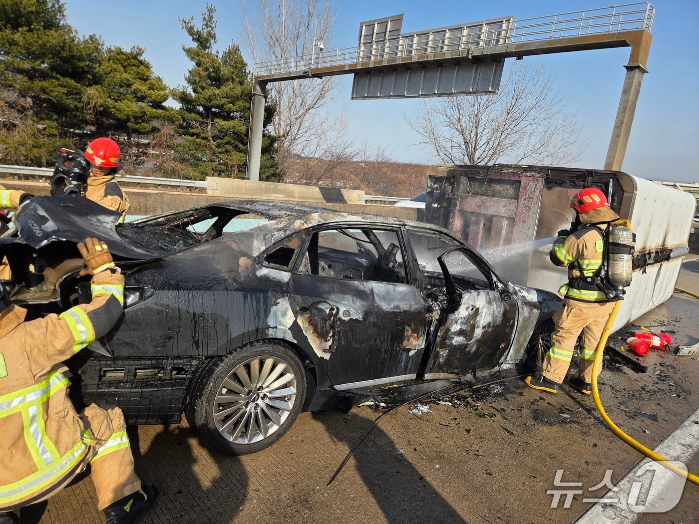 14일 오후 1시 11분쯤 창원시 의창구 동읍 남해고속도로 부산 방향 동창원 나들목 부근에서 3중 추돌사고로 차량 화재가 발생해 소방관들이 진화에 나서고 있다.(창원소방본부 제공. 재판매 및 DB금지)