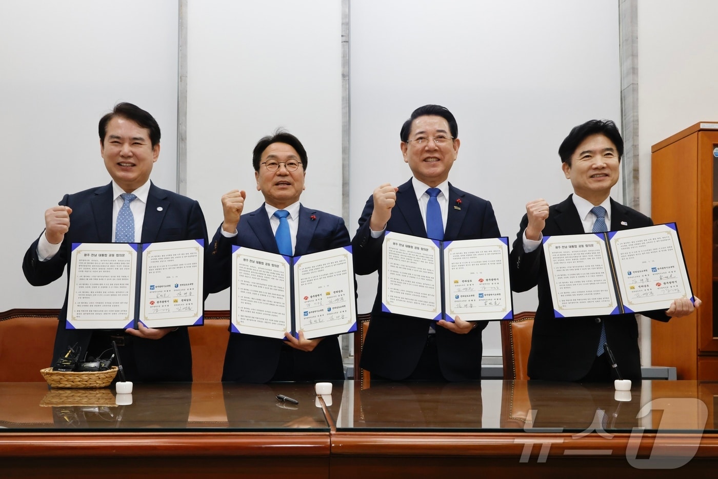 광주·전남 행정통합을 위한 4자협의체 간담회를 통해 이정선 광주시교육감, 강기정 광주시장, 김영록 전남지사, 김대중 전남교육감이 공동 합의문을 들고 파이팅을 하고 있다.(광주시교육청 제공. 재배포 및 DB 금지)