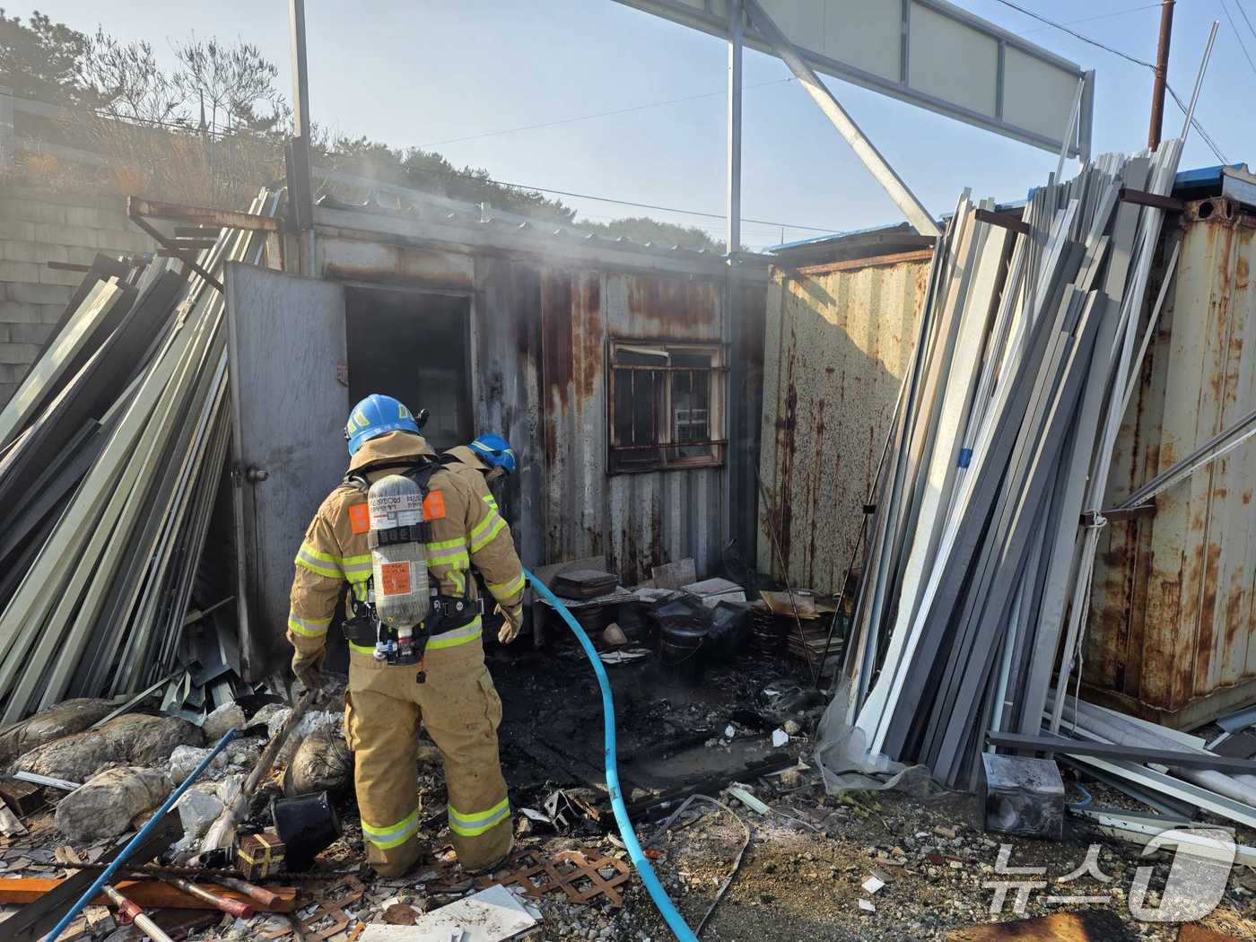 양양 현북면 하광정리 컨테이너 창고 화재 현장.(강원도소방본부 제공, 재판매 및 DB금지)