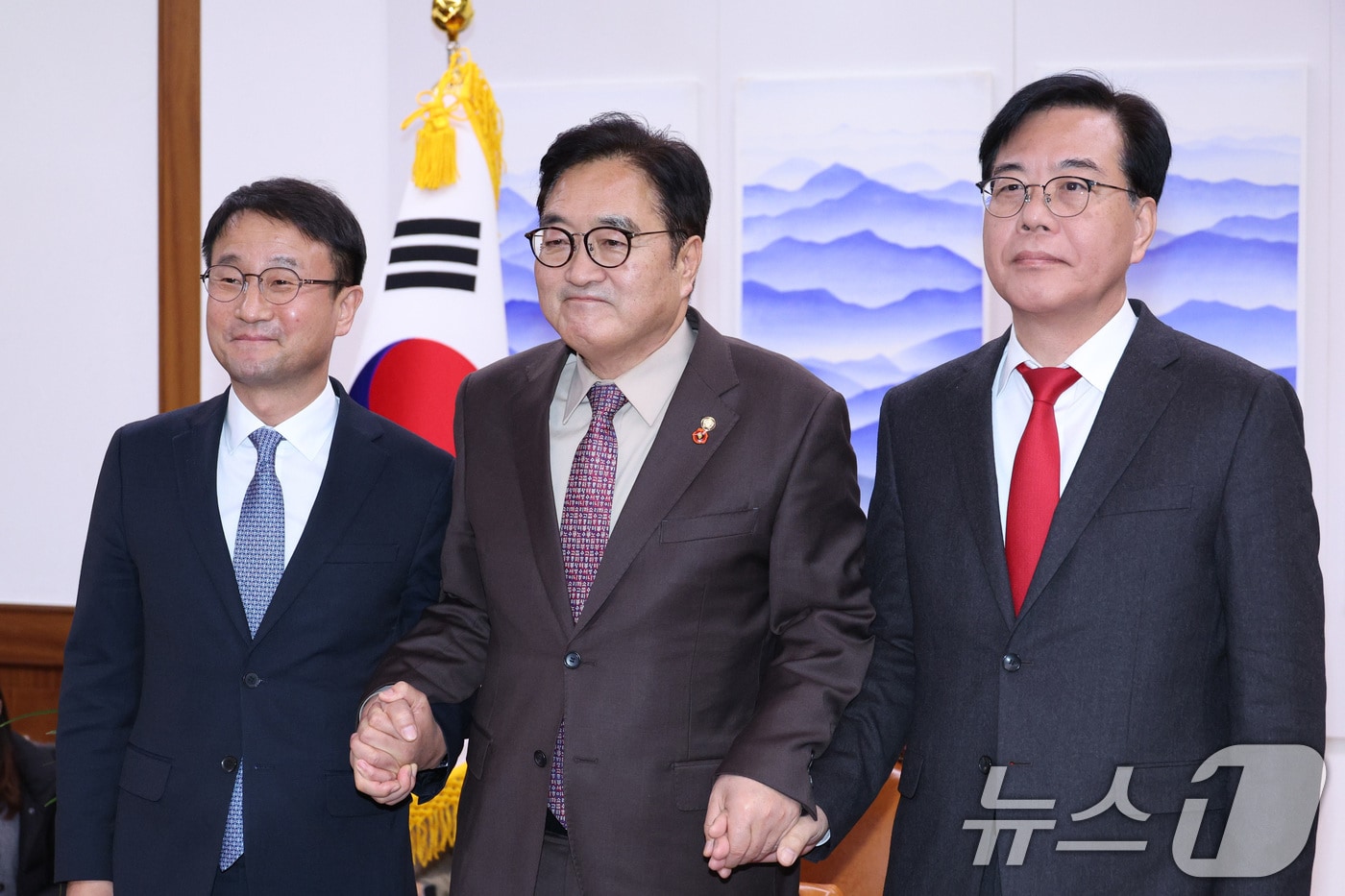 우원식 국회의장(가운데)과 한병도 더불어민주당 원내대표(왼쪽), 송언석 국민의힘 원내대표가 14일 서울 여의도 국회 의장실에서 열린 여야 원내대표 회동에서 기념촬영을 하고 있다. 2026.1.14/뉴스1 ⓒ News1 신웅수 기자