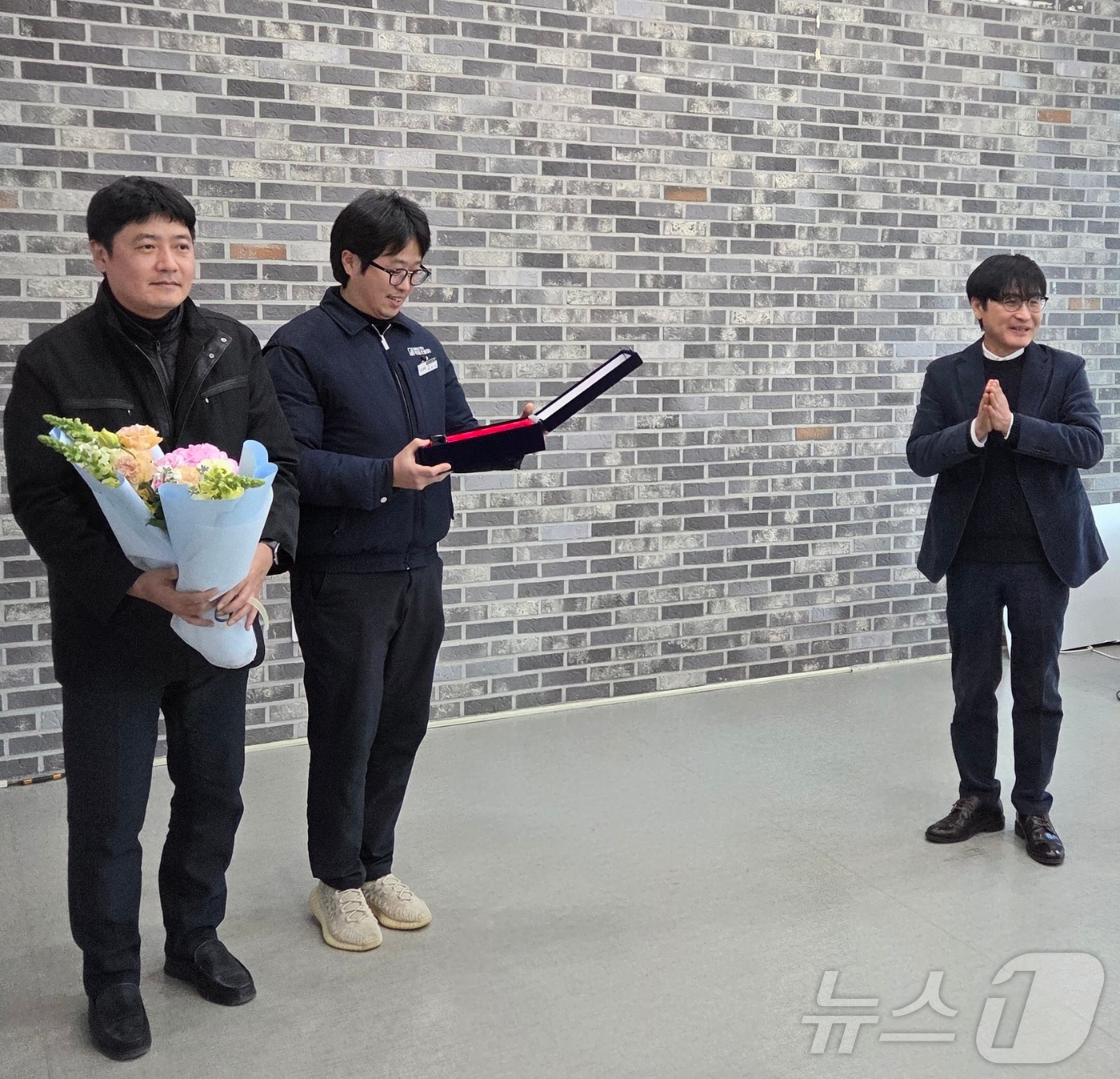 광주전자공고가 학교환경 개선사업을 완료한 봉산공원개발 관계자들에게 감사패를 전하고 있다.(광주시교육청 제공. 재배포 및 DB 금지) 2026.1.14/뉴스1