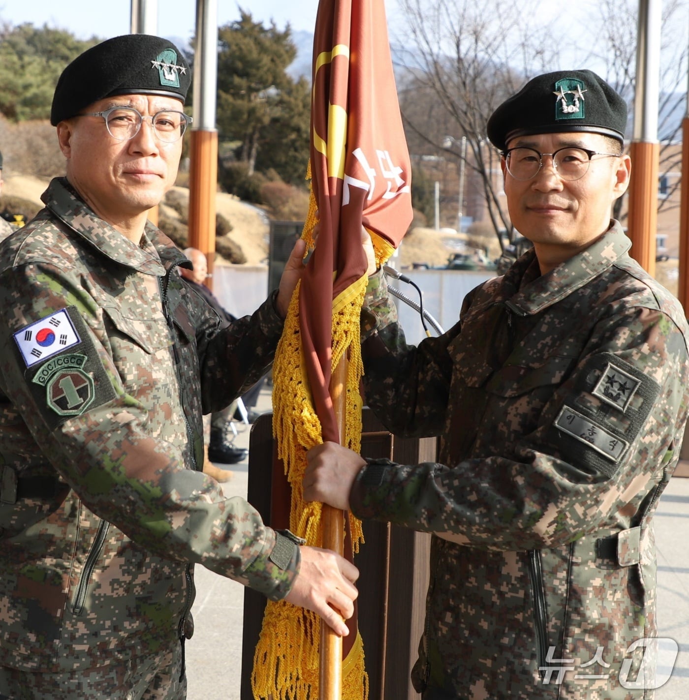 이동식 육군 제36보병사단장이 14일 강원 원주시 소재 사단 연병장에서 취임식을 가진 가운데, 이날 주성운 지상작전사령관으로부터 부대기를 받고 있다. (육군 제36보병사단 제공. 재판매 및 DB금지) 2026.1.14/뉴스1