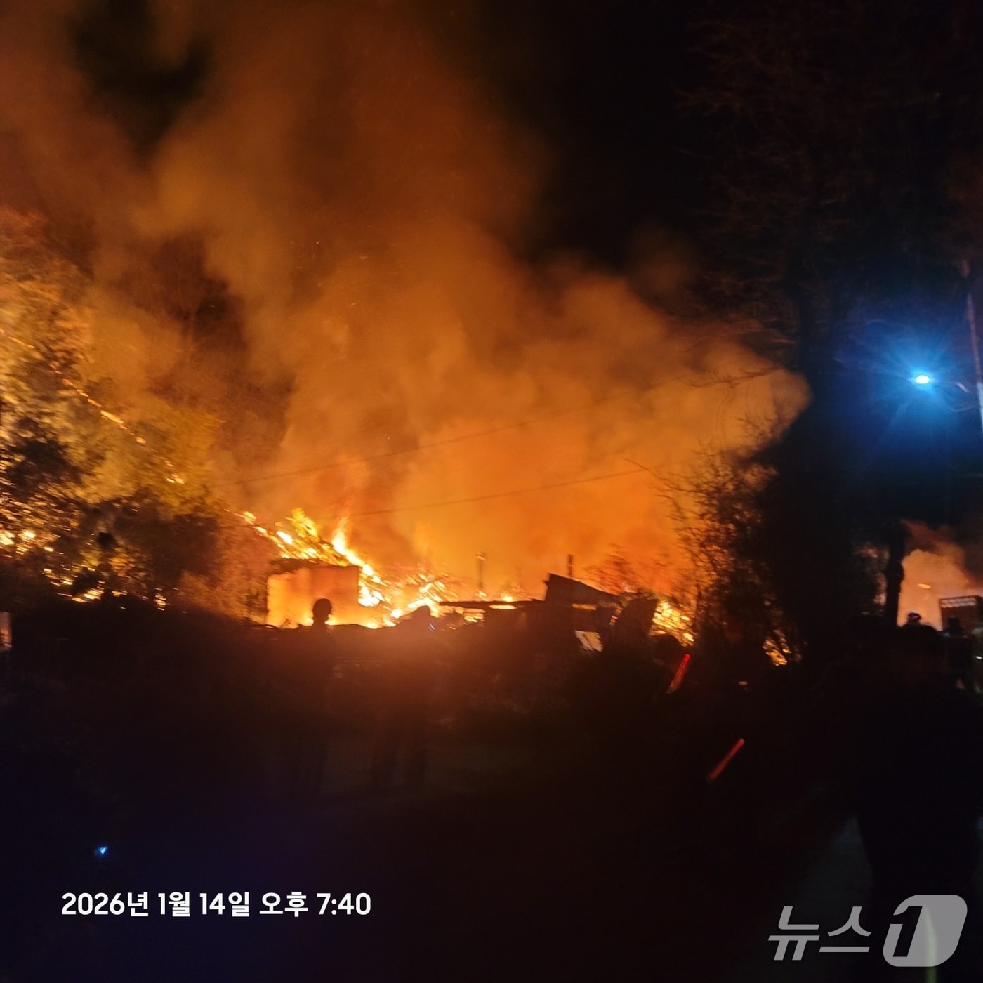 14일 오후 7시 11분쯤 경북 영천 화산면 가상리 단독주택에서 원인을 알 수 없는 불이 나 인근 야산으로 번지고 있다. (경북소방본부 제공. 재판매 및 DB 금지) 2026.1.14/뉴스1