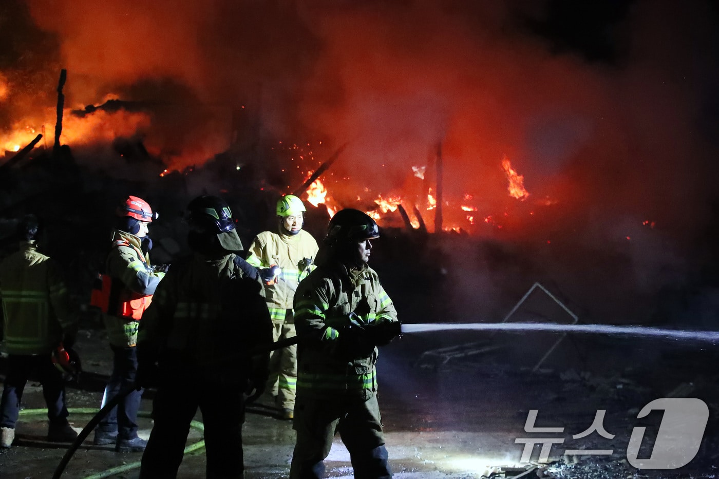14일 오후 7시 11분쯤 경북 영천시 화산면 가상리 주택에서 원인을 알 수 없는 불이 나 현장에 출동한 소방관들이 진화하고 있다. 주택에서 시작된 불은 인근 백학산으로 옮겨붙은 것으로 전해졌다. 2026.1.14/뉴스1 ⓒ News1 공정식 기자