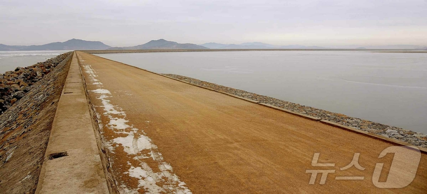 (평양 노동신문=뉴스1) = 북한 노동당 기관지 노동신문은 15일 "평안북도 애도간석지 1구역 건설이 완공돼 준공식을 진행했다"라고 보도했다. [국내에서만 사용가능. 재배포 금지. DB 금지. For Use Only in the Republic of Korea. Redistribution Prohibited] rodongphoto@news1.kr