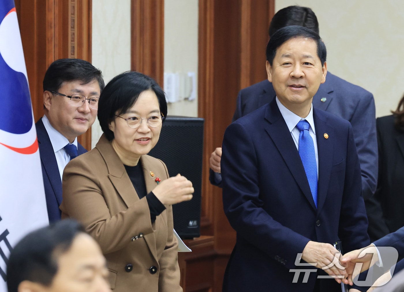 구윤철 경제부총리 겸 재정경제부 장관(오른쪽부터), 한성숙 중소벤처기업부 장관, 김성환 기후에너지환경부 장관이 서울 종로구 정부서울청사에서 열린 국가정책조정회의에 참석하고 있다. ⓒ 뉴스1 임세영 기자