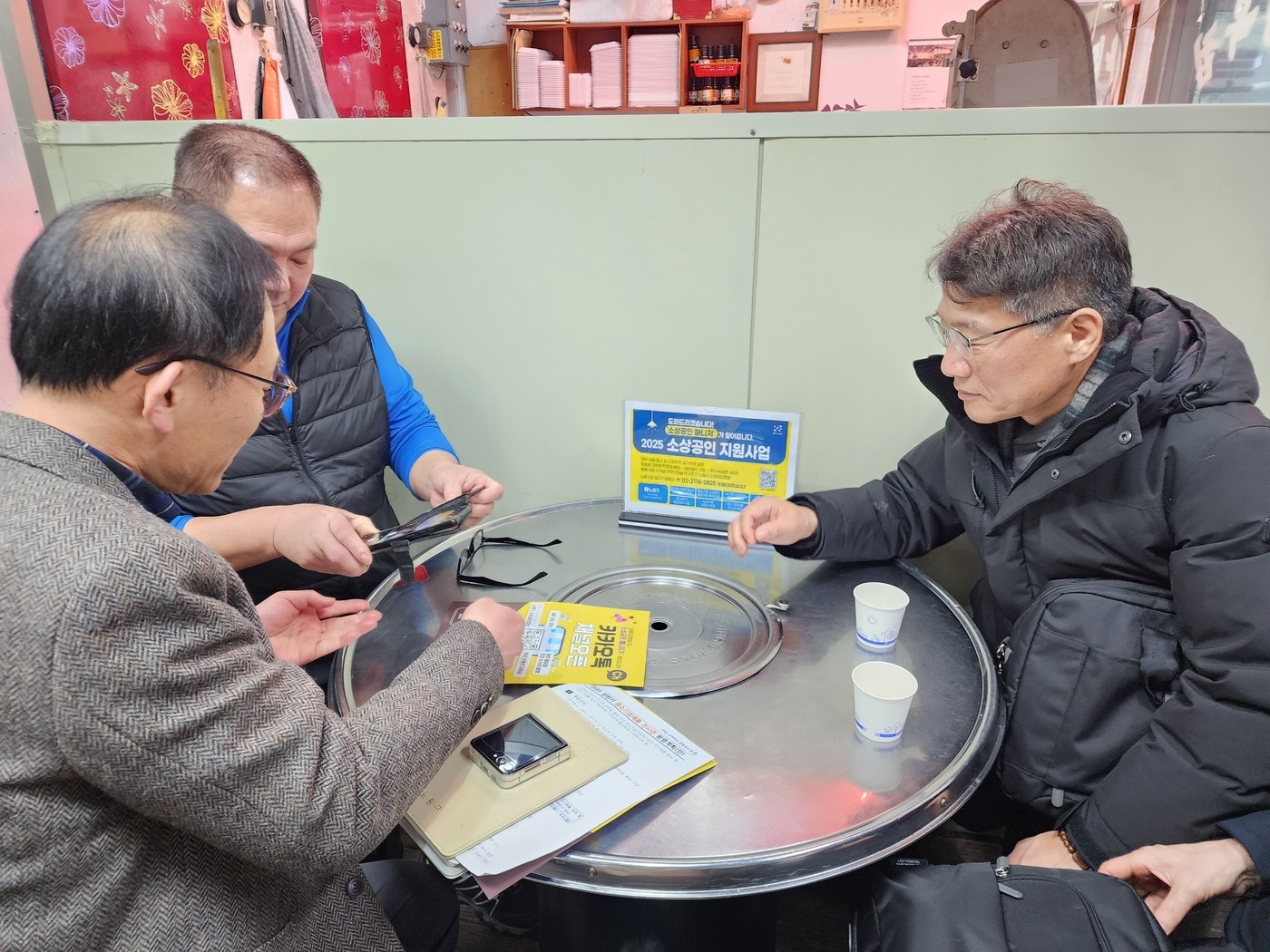 소상공인 매니저가 사업장을 방문해 지원사업을 설명하는 모습(노원구 제공)