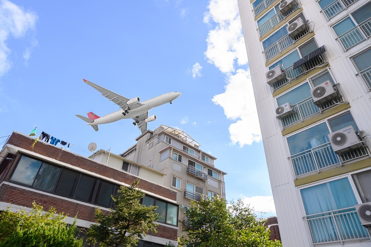 공항소음피해지역 주택 위로 지나가는 항공기 모습(양천구 제공)