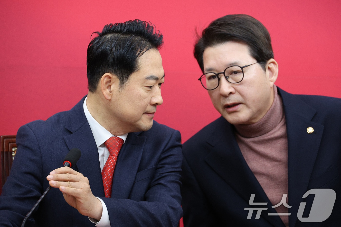 지난 1월 15일 장동혁 국민의힘 대표와 신동욱 최고위원이 서울 여의도 국회에서 열린 최고위원회의에서 대화하고 있다. 2026.1.15 ⓒ 뉴스1 신웅수 기자