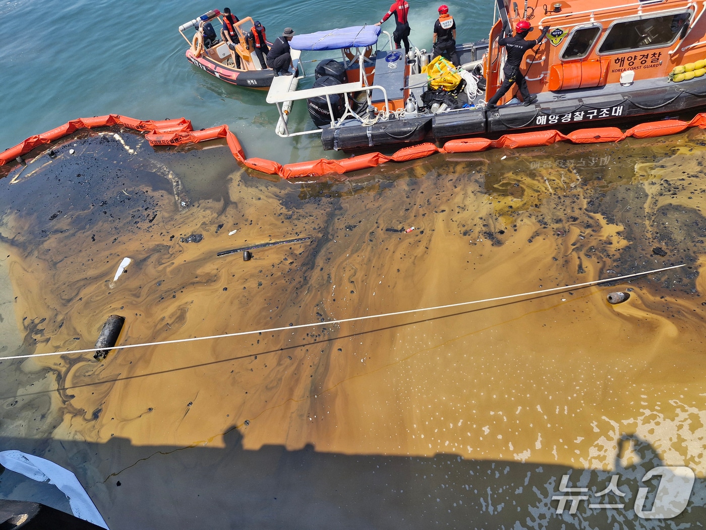 해양 방제작업(중부지방해양경찰청 제공/뉴스1)