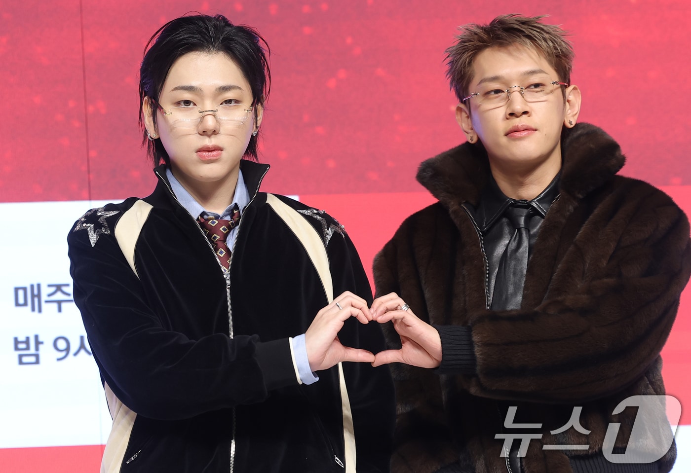 가수 겸 프로듀서 지코와 크러쉬(오른쪽)가 15일 오전 서울 강남구 엘리에나호텔에서 열린 Mnet ‘쇼미더머니12’ 제작발표회에 참석해 포즈를 취하고 있다. ⓒ News1 권현진 기자