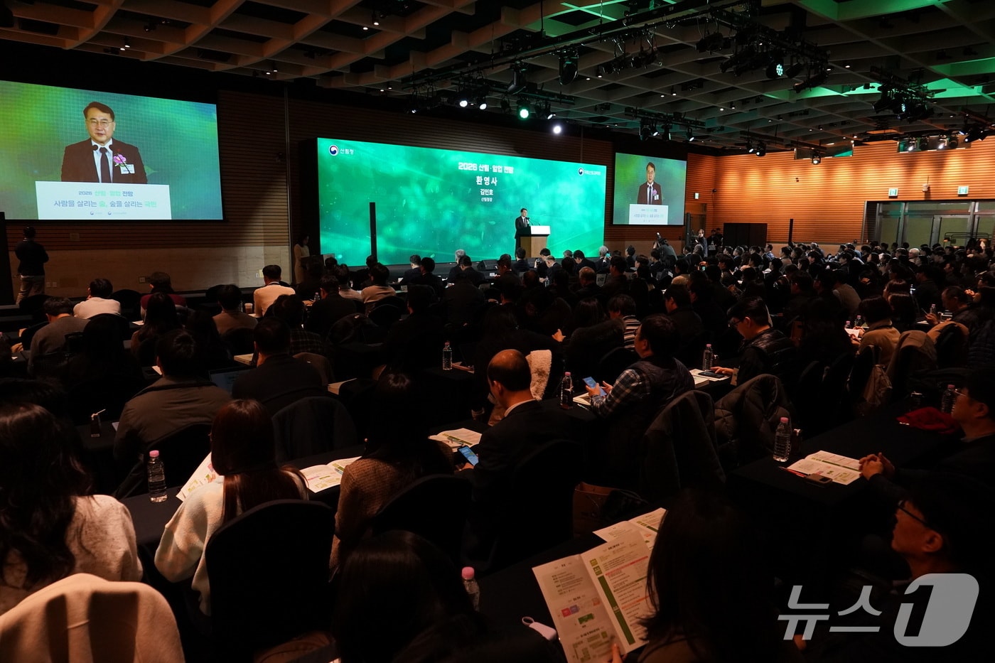 김인호 산림청장이 서울특별시 여의도 전경련회관에서 열린 ‘2026 산림·임업 전망’에서 환영사를 하고 있다. (산림청 제공.재판매 및 DB금지)/뉴스1