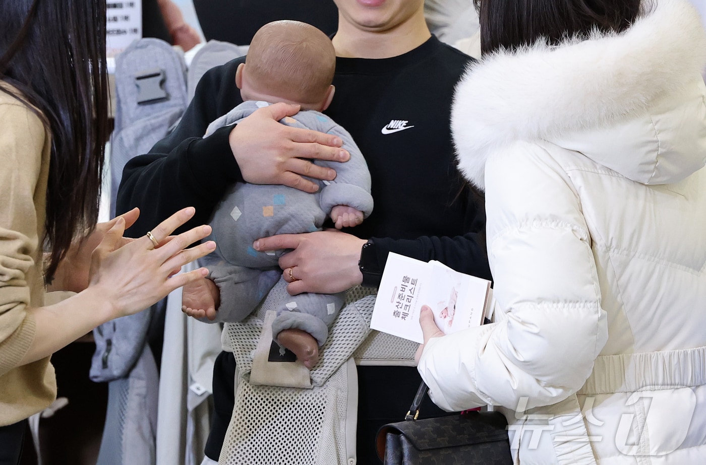 서울 강남구 코엑스에서 열린 ‘2026 맘스홀릭베이비페어’를 찾은 참관객들이 다양한 육아용품을 살펴보고 있다. 2026.1.15/뉴스1 ⓒ News1 김진환 기자