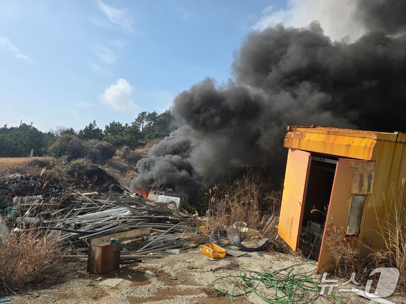 15일 오전 10시 59분쯤 전남 완도군 노화읍의 한 쓰레기처리장에서 불이 나 소방당국이 진화하고 있다.(전남소방 제공. 재판매 및 DB 금지)