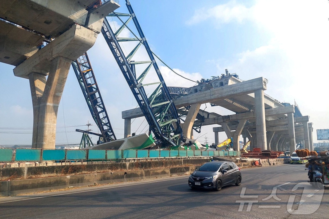 15일(현지시간) 태국 사뭇사콘주에서 고가도로 건설 공사 중 크레인이 붕고돼 차량 2개를 덮친 현장. 2026. 01. 15. ⓒ 로이터=뉴스1 ⓒ News1 양은하 기자