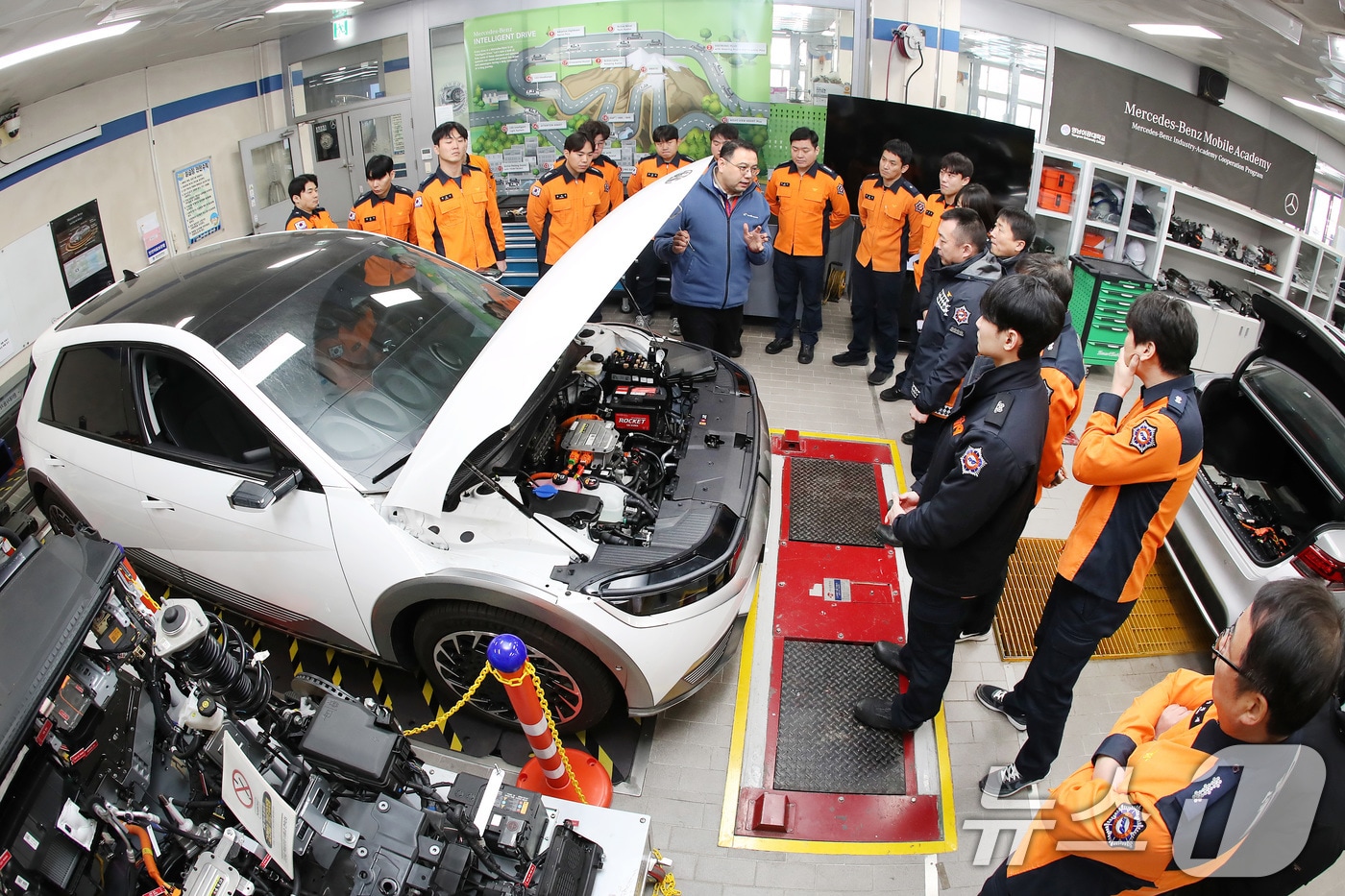 영남이공대 스마트 e-자동차과 실습실에서 열린 '대구소방안전본부 전기자동차 화재진압 역량 강화 교육'에 참가한 소방관들이 전기차를 살펴보며 구동장치와 배터리 구조 등에 대한 설명을 듣고 있다. 2026.1.15/뉴스1 ⓒ News1 공정식 기자