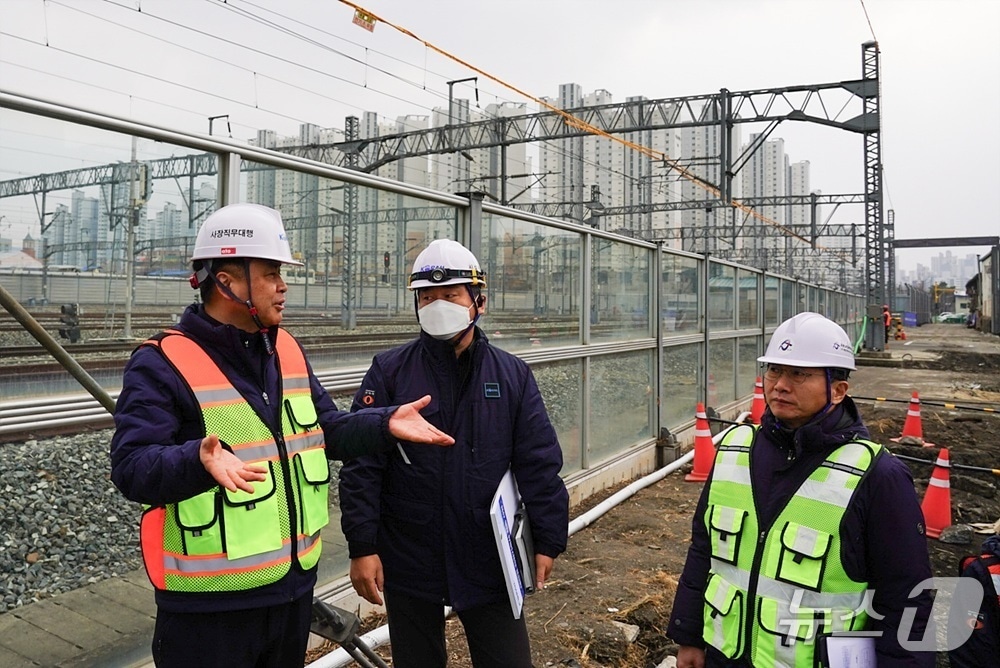 정정래 코레일 사장직무대행(사진 왼쪽)이 경부선 열차 운행선 인접 공사 현장을 점검하고 있다. (코레일 제공.재판매 및 DB금지)/뉴스1