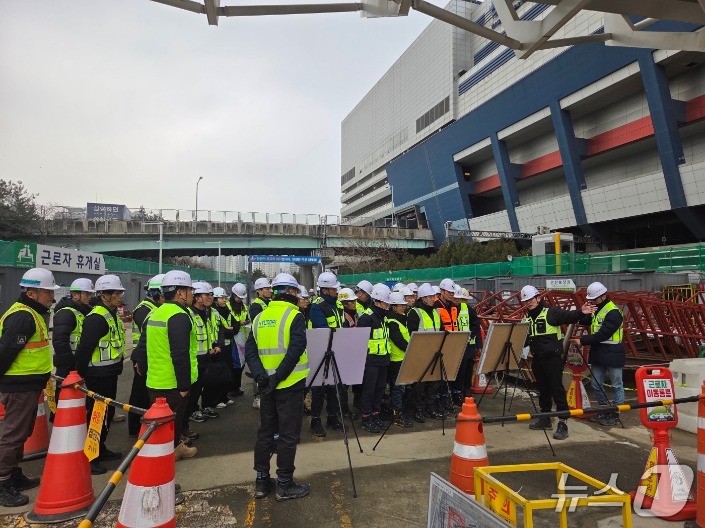 GTX본부 및 협력사 관계자들이 GTX-B 1공구 우수현장을 견학하고 있다. (국가철도공단 제공.재판매 및 DB 금지)/뉴스1