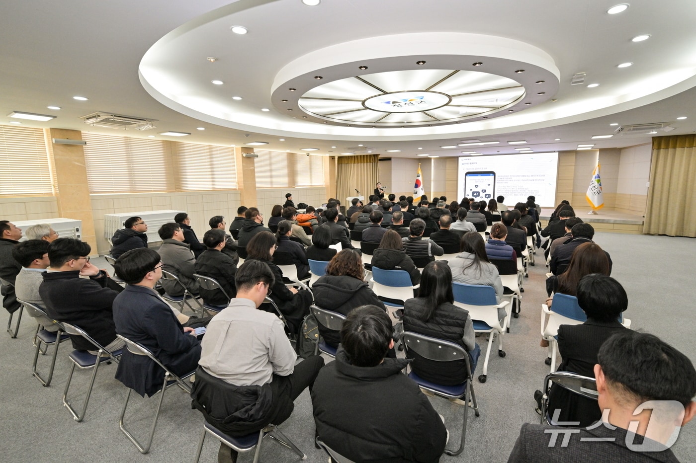 강원 정선군이 지난 14일 군청 대회의실에서 공직자 80여 명에게 제9회 전국동시지방선거를 대비한 공직선거법 교육을 했다. (정선군 제공. 재판매 및 DB금지) 2026.1.15/뉴스1