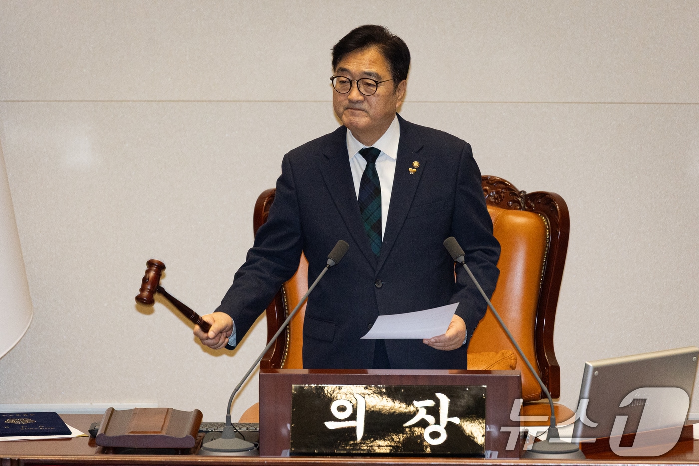 우원식 국회의장이 15일 서울 여의도 국회에서 열린 제431회 국회(임시회) 제1차 본회의에서 의사봉을 두드리고 있다. 2026.1.15/뉴스1 ⓒ News1 유승관 기자