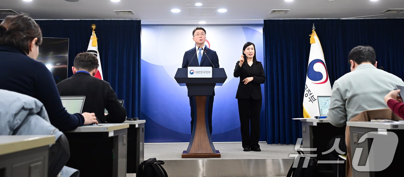 류제명 과학기술정보통신부 2차관이 15일 서울 종로구 정부서울청사에서 독자 AI 파운데이션 모델 프로젝트 1차 단계 평가 결과를 브리핑하고 있다. (공동취재) 2026.1.15/뉴스1 ⓒ News1 임세영 기자