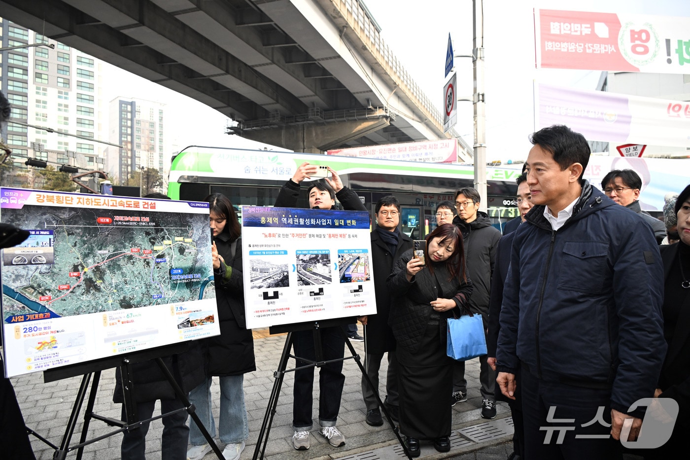 오세훈 서울시장이 15일(목) 서대문구 홍은사거리에서 강북횡단 지하고속도로 사업 계획을 점검하고 있다.