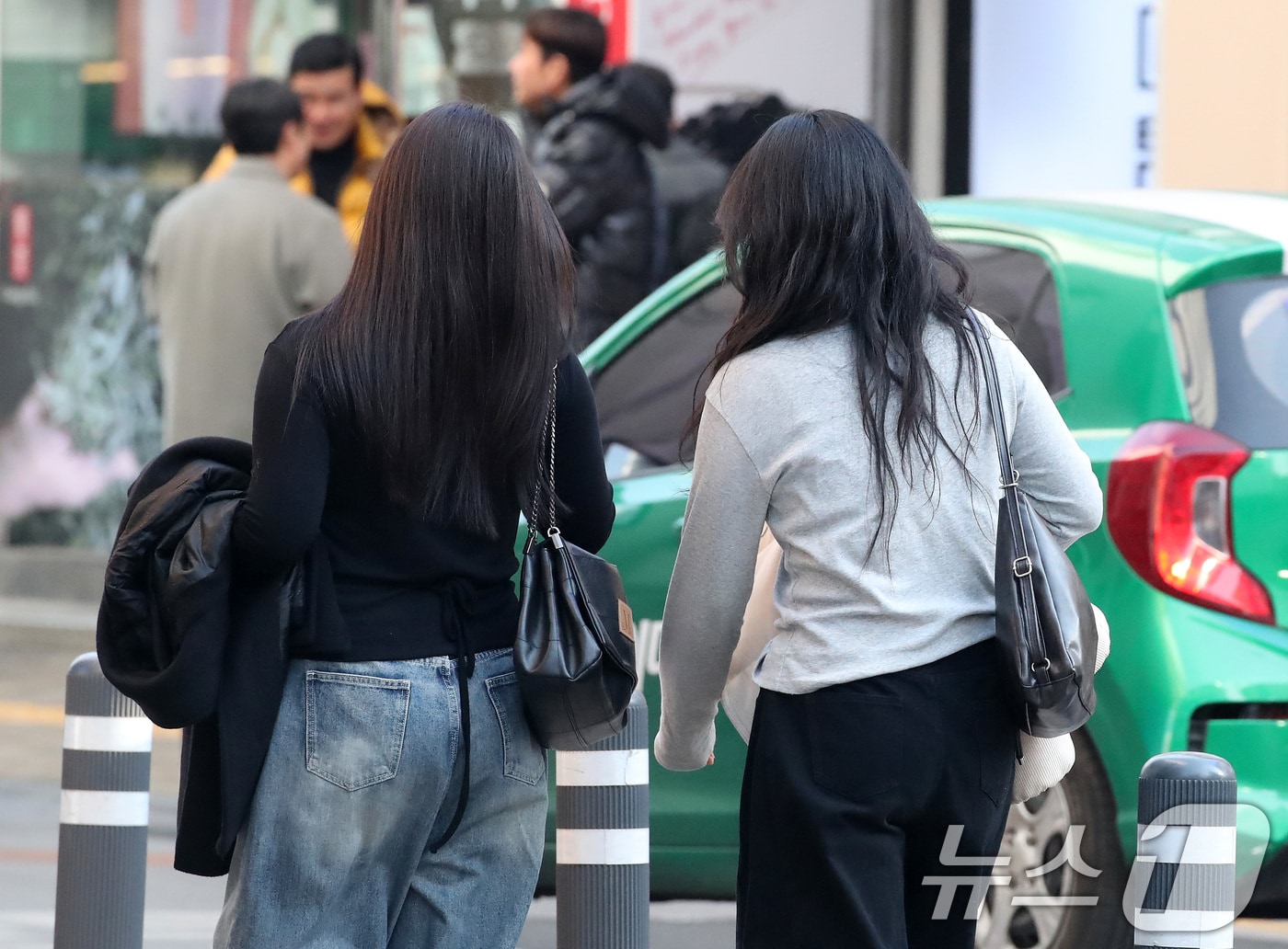 하루 사이 기온이 크게 오른 15일 오후 대구 중구 동성로에서 외투를 벗어 손에 든 시민들이 걸어가고 있다. 2026.1.15/뉴스1 ⓒ News1 공정식 기자