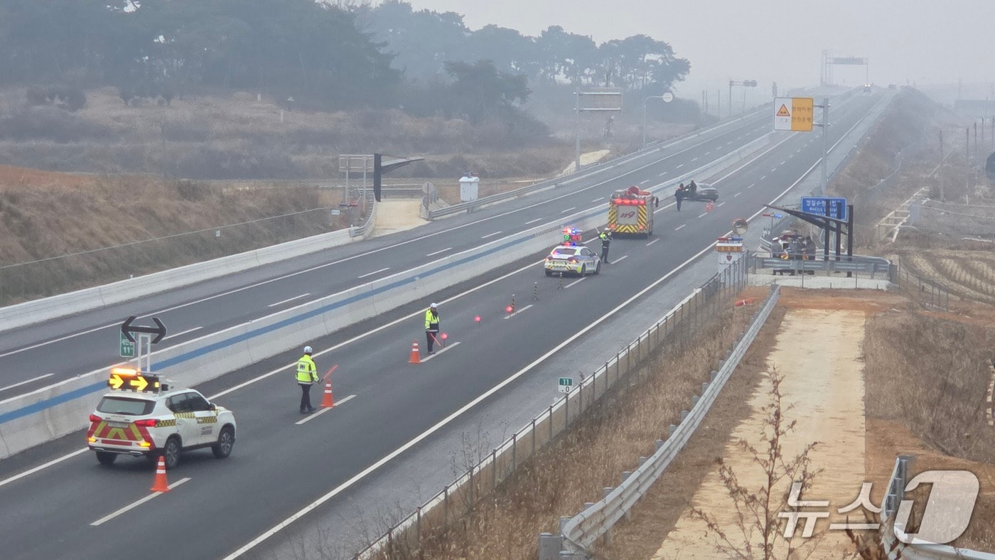 전북경찰청이 15일 새만금전주고속도로 새만금방향 묘라육교 인근에서 2차 사고 예방을 위한 야외기동훈련을 진행했다.(전북경찰청 제공. 재판매 및 DB금지)
