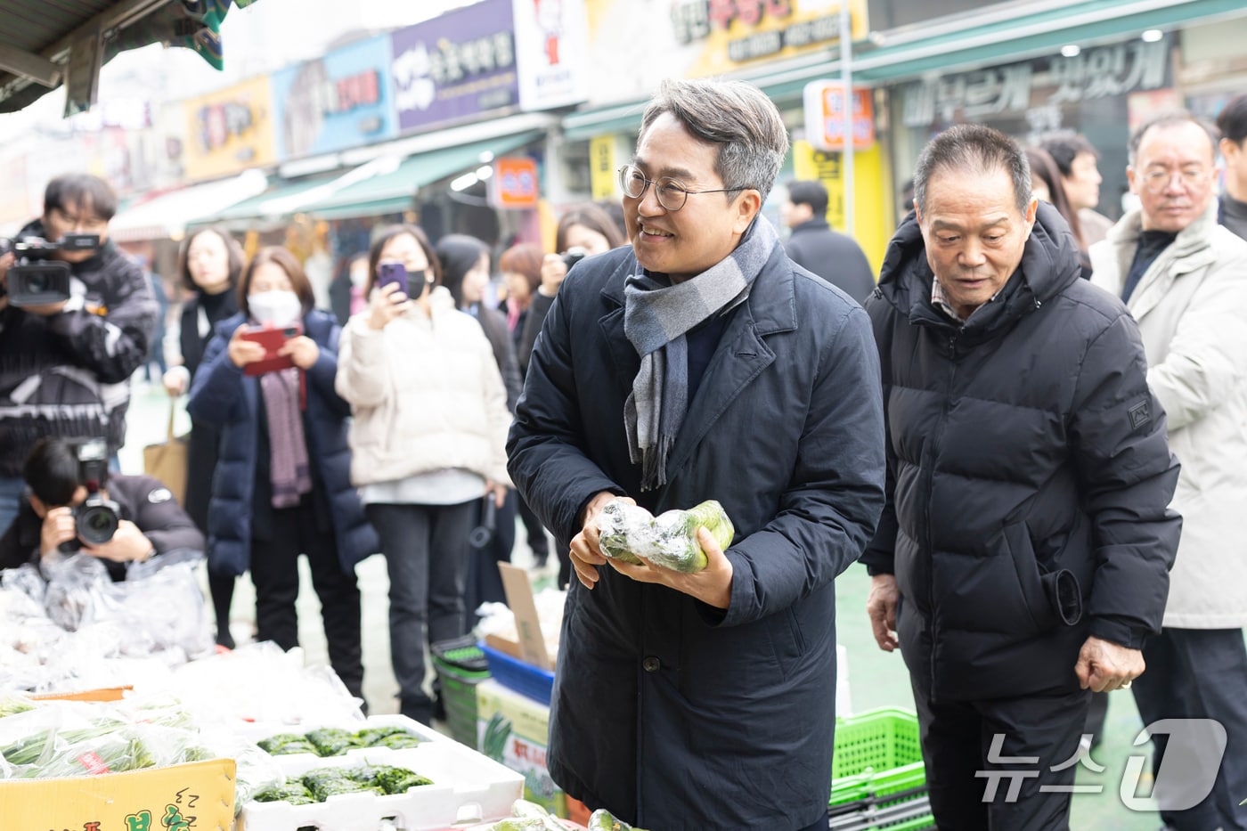 15일 오후 김동연 경기도지사가 경기도 지원으로 폭설 피해 복구 작업이 진행 중인 의왕 도깨비시장을 방문해 상인들과 인사를 하고 있다.(경기도 제공. 재판매 및 DB금지)
