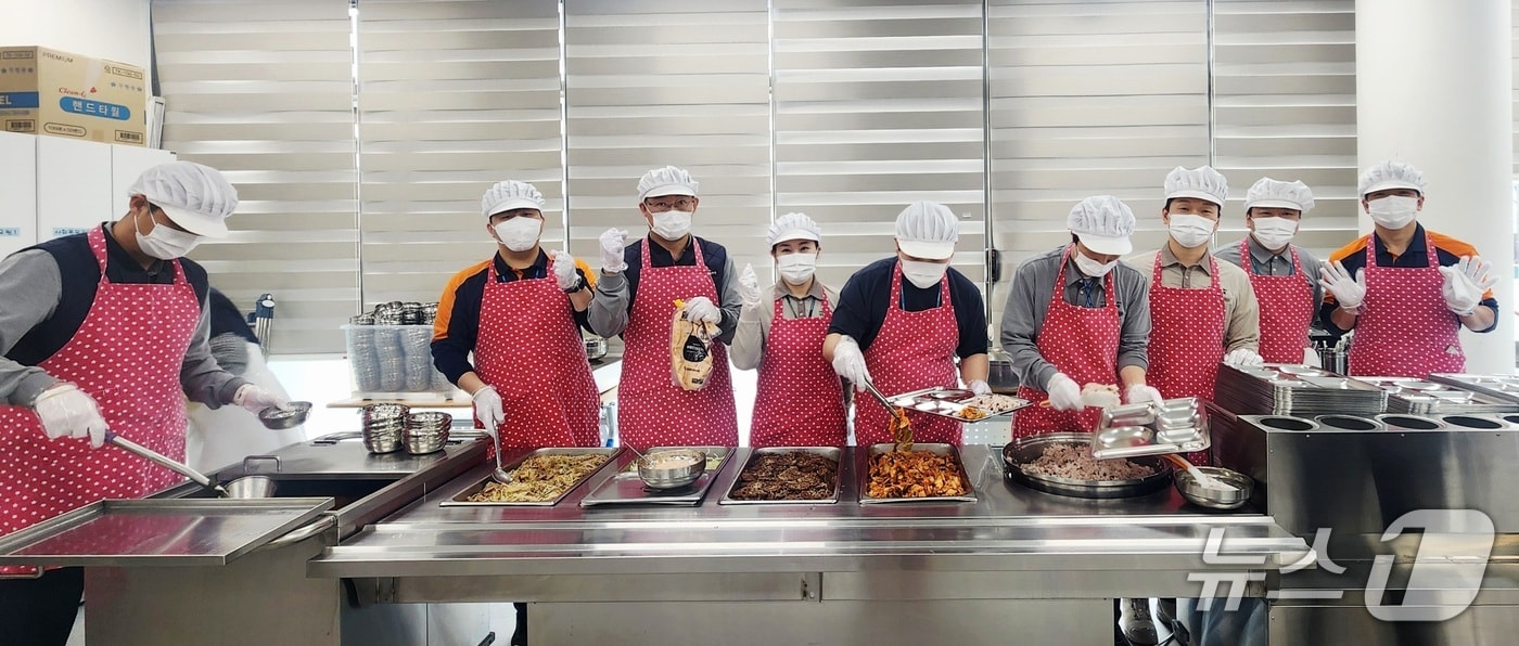 삼척블루파워·협력사 구성 블루패밀리봉사단 어르신 배식봉사.(삼척블루파워 제공, 재판매 및 DB 금지) 2026.1.15/뉴스1