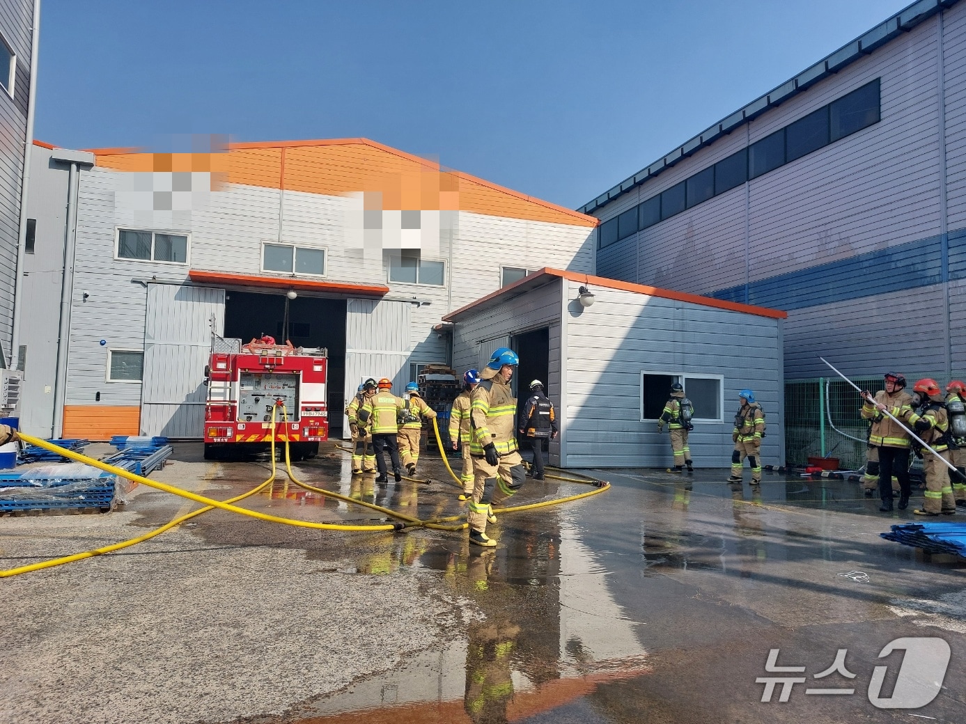 15일 낮 12시 46분쯤 창원의 한 공작 기계 공장에서 불이 나 소방관들이 진화에 나서고 있다.(창원소방본부 제공. 재판매 및 DB금지)