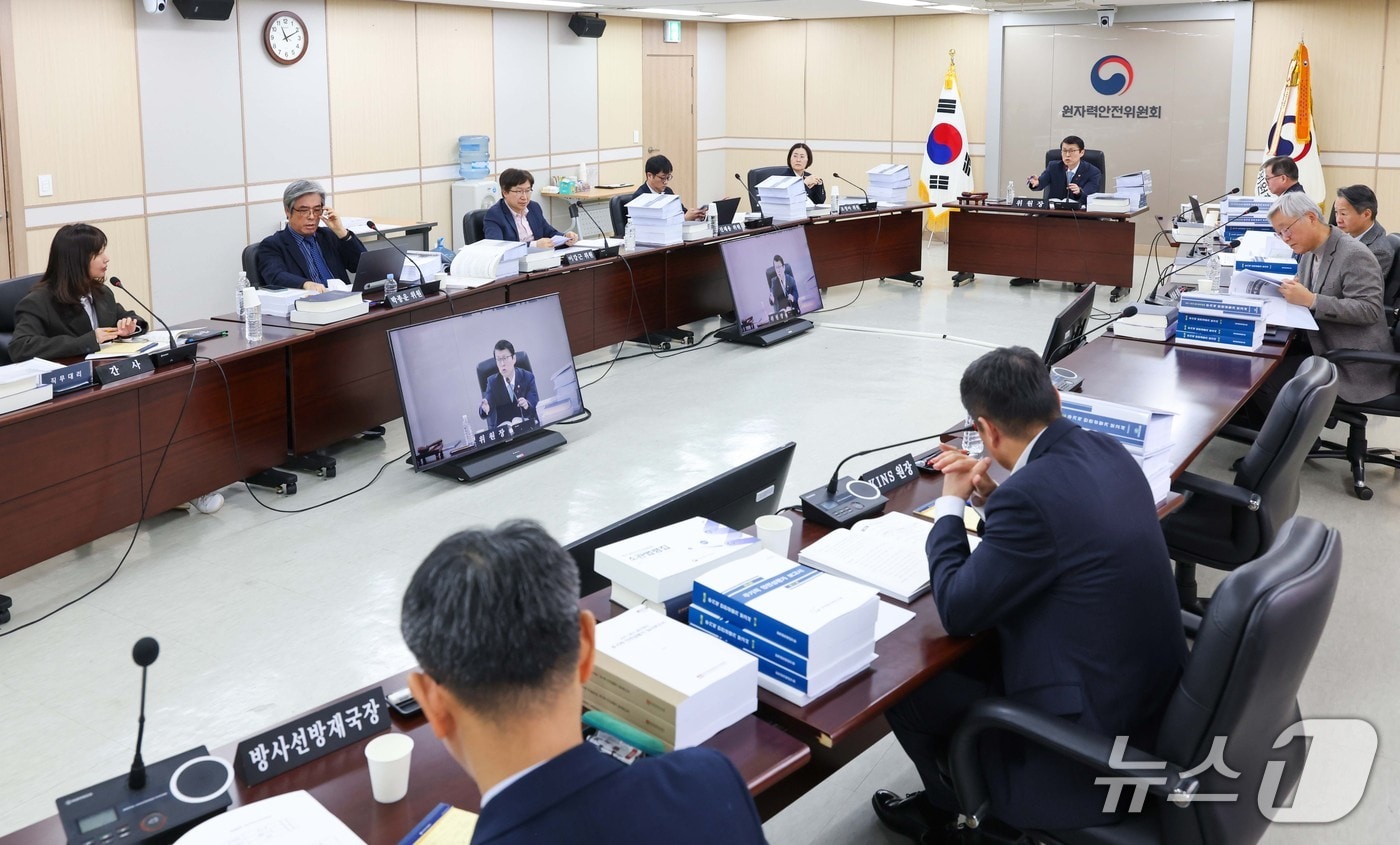 최원호 원자력안전위원회 위원장이 15일 서울 중구 원자력안전위원회 대회의실에서 열린 제229회 원자력안전위원회 회의에서 위원들과 안건을 논의하고 있다.