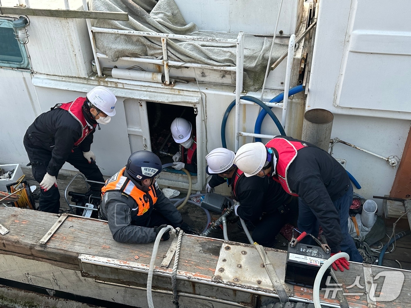  태안해양경찰서 유류이적 합동훈련 모습. (태안해경 제공, 재판매 및 DB금지) / 뉴스1