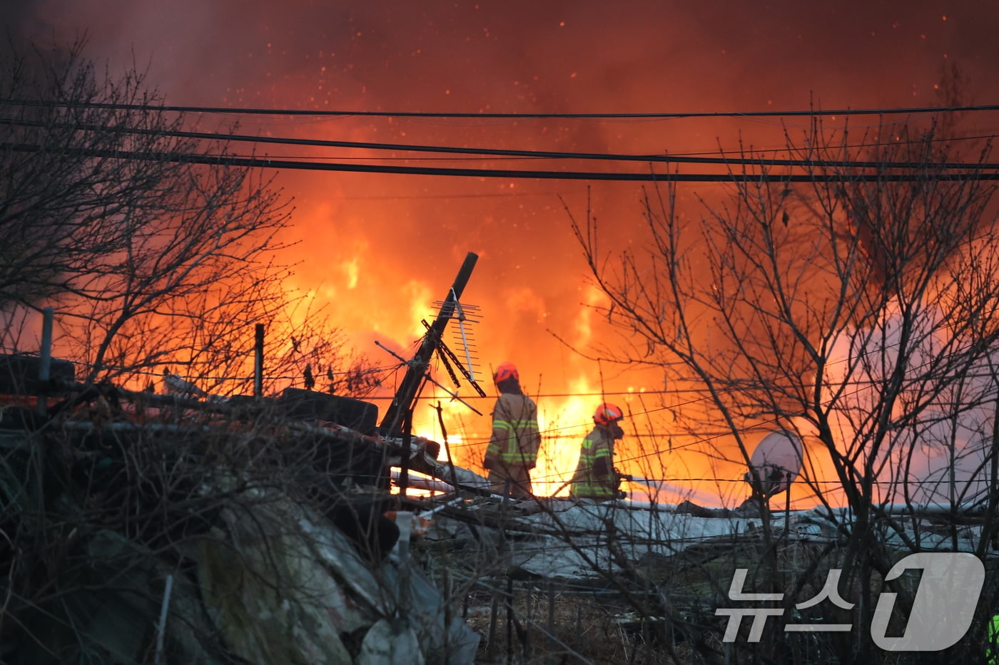 16일 오전 서울 강남구 개포동 구룡마을에서 불이나 출동한 소방대원들이 진화작업을 벌이고 있다. 2026.1.16/뉴스1 ⓒ News1 김진환 기자