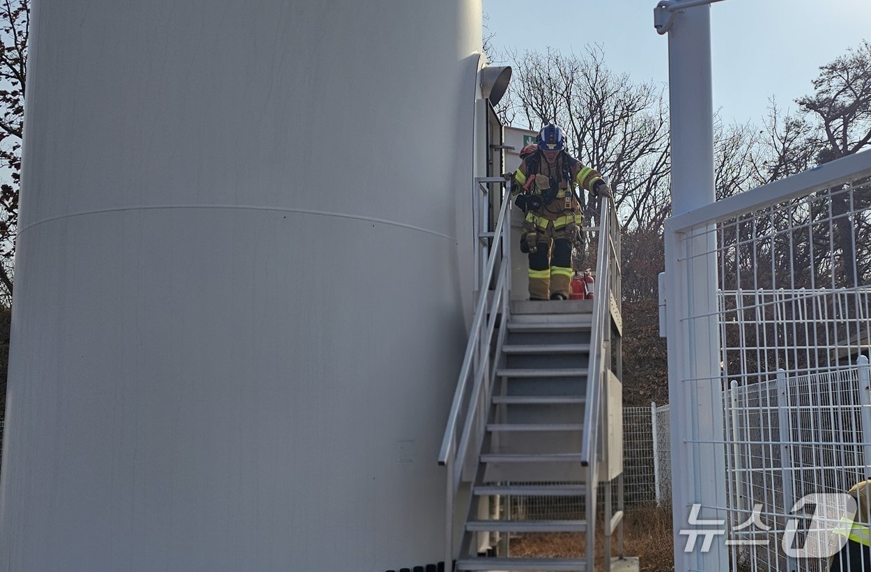 15일 오후 1시 6분쯤 경북 포항시 북구 흥해읍 매산리 풍력 발전단지의 발전기 내부에서 불이나 소방 당국이 진화하고 있다.(경북소방본부 제공. 재판매 및 DB 금지)2026.1.16/뉴스1