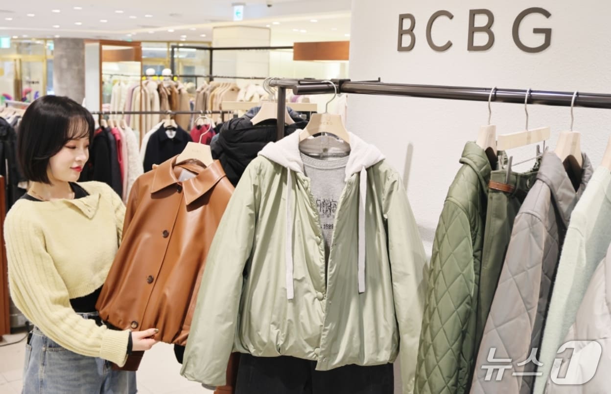 대구점 3층 'BCBG' 매장을 찾은 고객이 겨울 상품을 살펴보는 모습.(롯데백화점 제공, 재판매 및 DB 금지)