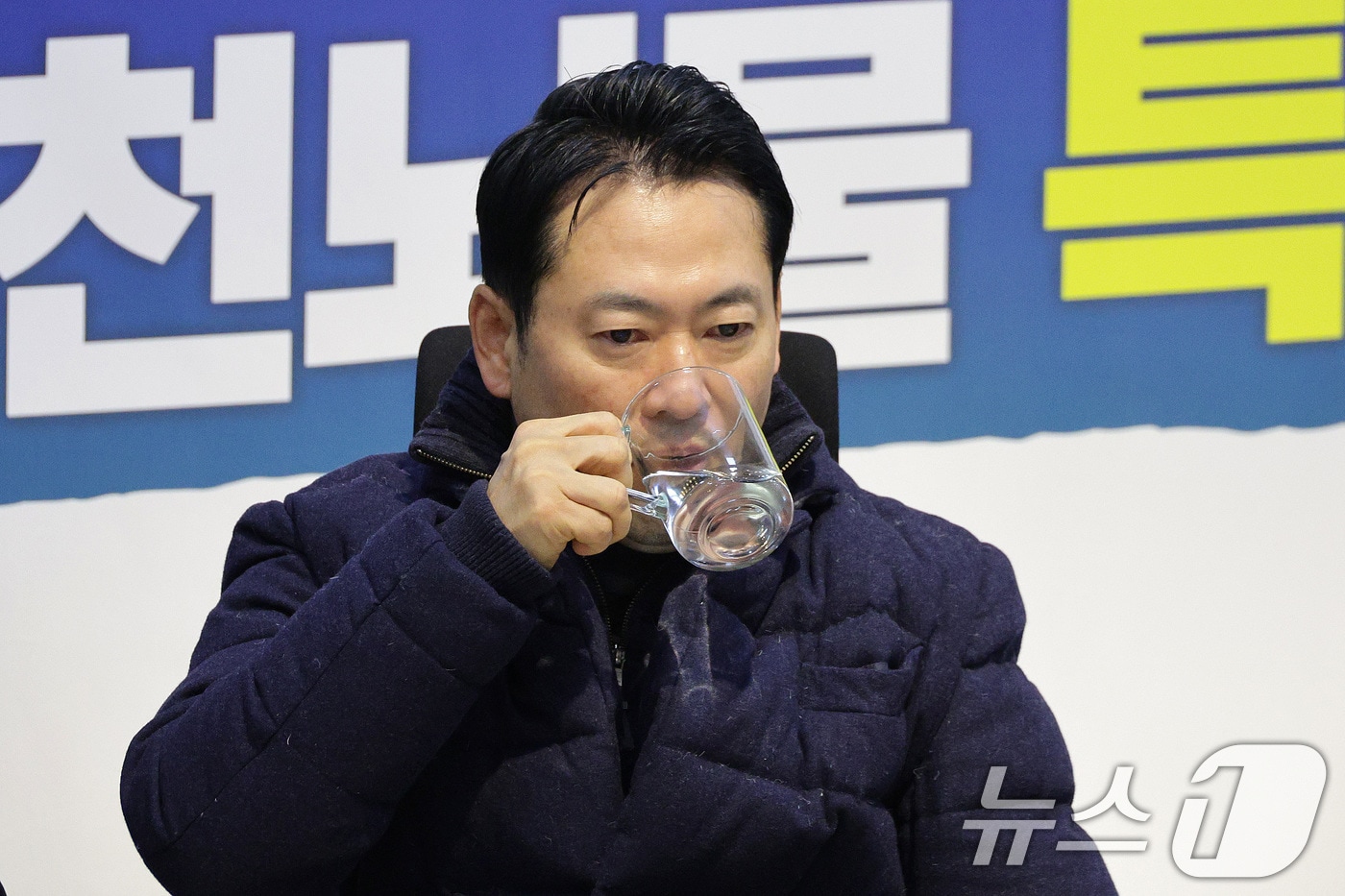 장동혁 국민의힘 대표가 16일 서울 여의도 국회 로텐더홀에서 더불어민주당의 통일교 및 공천뇌물 특검 수용을 촉구하며 단식을 이어가고 있다. 2026.1.16/뉴스1 ⓒ News1 신웅수 기자