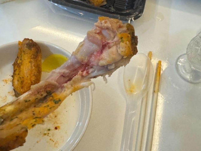 'XX 치킨'에서 배달 받은 덜익은 치킨의 모습. 출처=보배드림