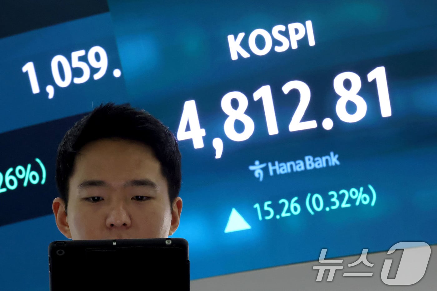 코스피가 장 시작과 함께 사상 처음으로 4800선을 넘어선 16일 오전 서울 중구 하나은행 딜링룸 현황판에 전장 대비 15.26포인트(0.32%) 상승한 4,812.81에 거래되고 있다. 2026.1.16/뉴스1 ⓒ News1 이광호 기자